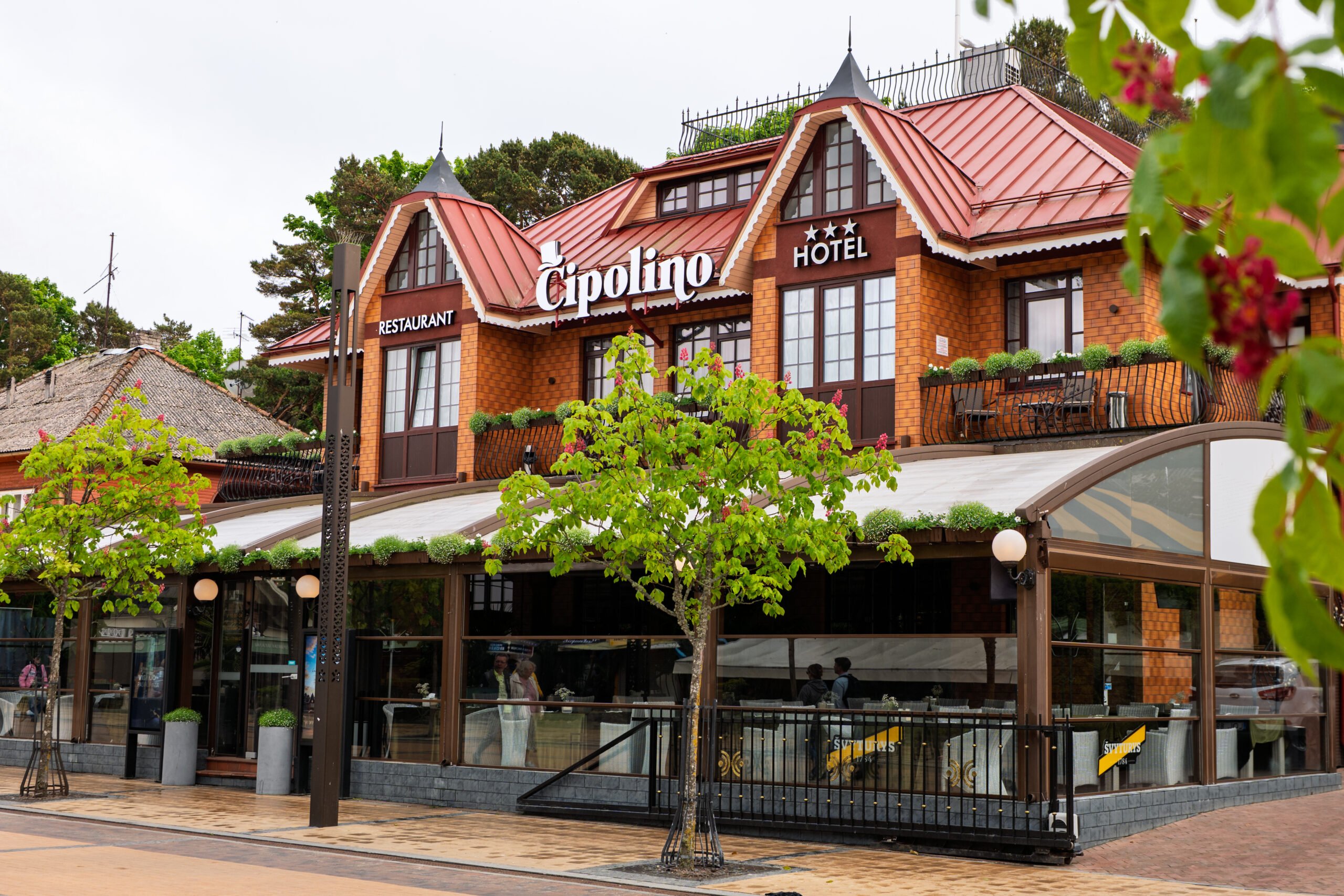 Restoranas–viešbutis „Cipolino“ J. Basanavičiaus gatvėje Palangoje