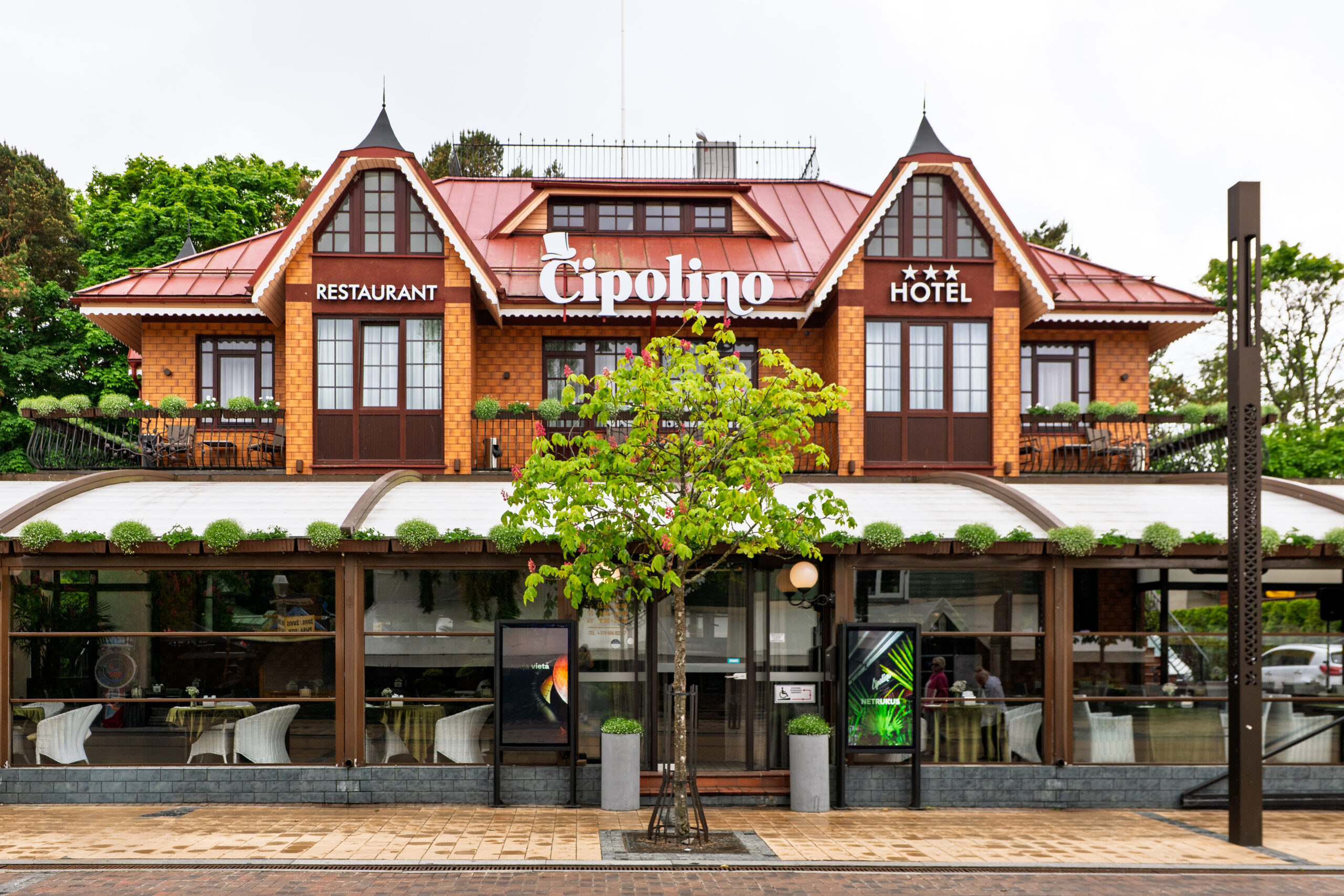 Restoranas–viešbutis „Cipolino“ netoli Baltijos jūros Palangoje