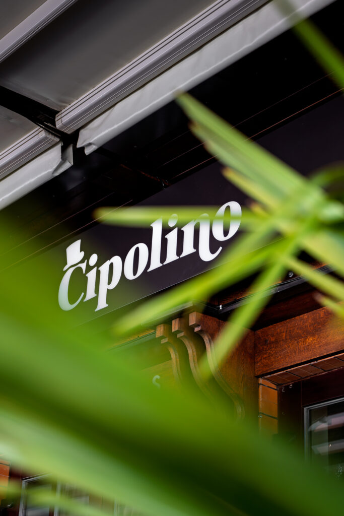 „Cipolino“ iškaba prie restorano ir viešbučio Palangoje